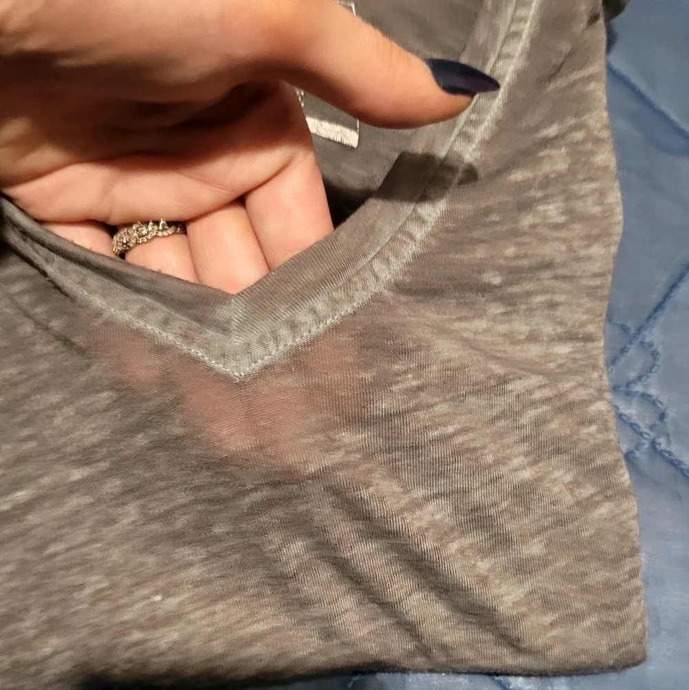 Mens Buckle Black V-neck Tshirt. Gray With Heather Pattern. Size XL - Picture 7 of 10